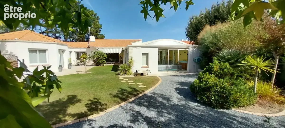 Exceptionnelle maison en Vente à Terme Libre  205 m²  CHALLANS Centre-ville - photo 3