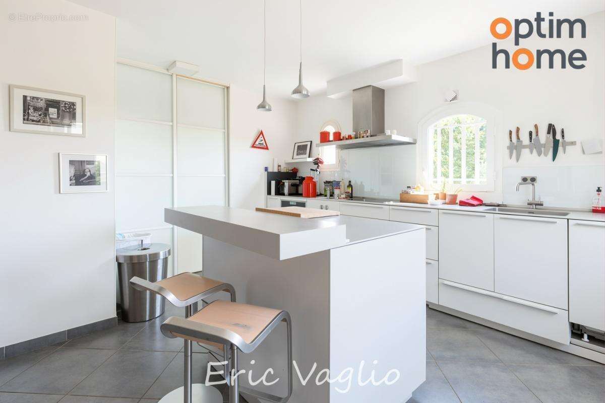 Bouc Bel Air (Aix à 10 mn) - Vente Belle Villa T5 de 269 M2, sur un terrain clos et arboré de 1257 M2 avec piscine, proche IBS,  - photo 14
