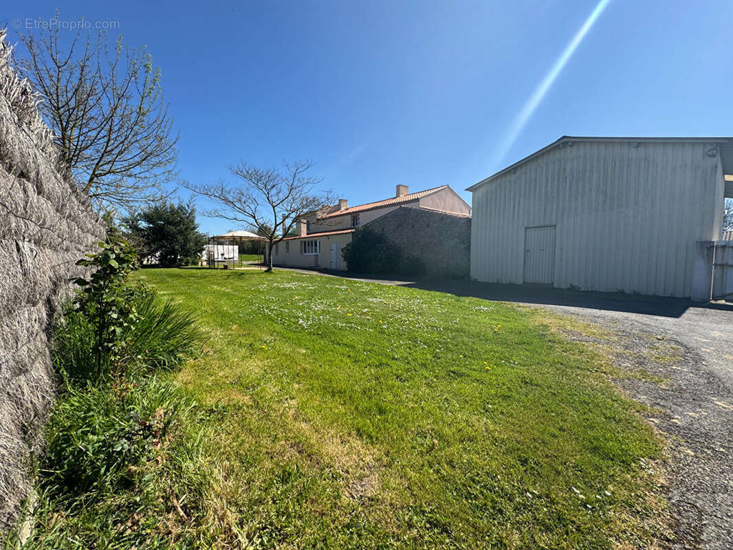 AIZENAY, maison 5 chambres et grandes dépendances sur 2 535 m2 de terrain - photo 8