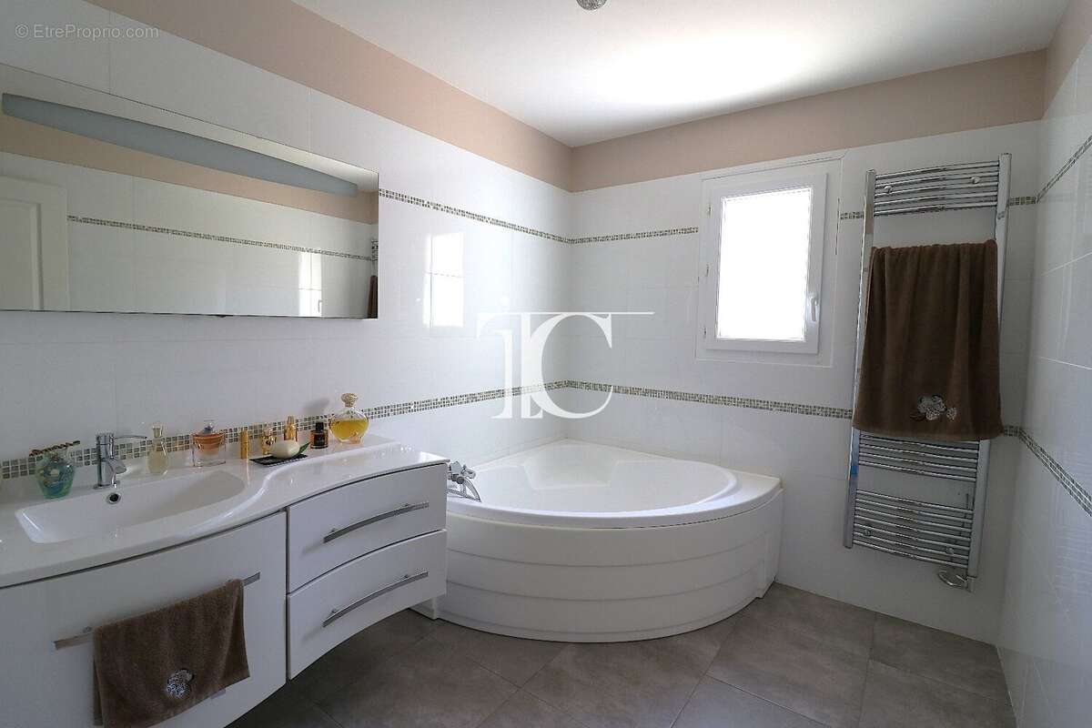 Maison en parfait état, 4 chambres dont une suite parentale avec dressing et salle d'eau, sur 2257 m² paysagés. - photo 11