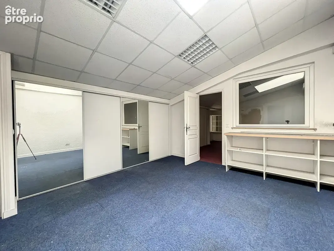 Roquebrune sur Argens En zone artisanale et commerciale, avec double visibilié, 1424 m2 sur deux niveaux : - photo 12
