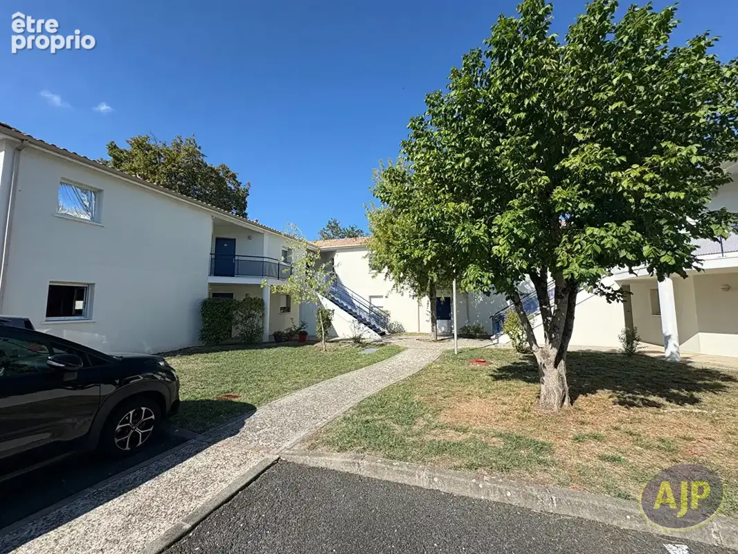 Pessac centre, T2 avec terrasse, place de parking et faibles charges - photo 2