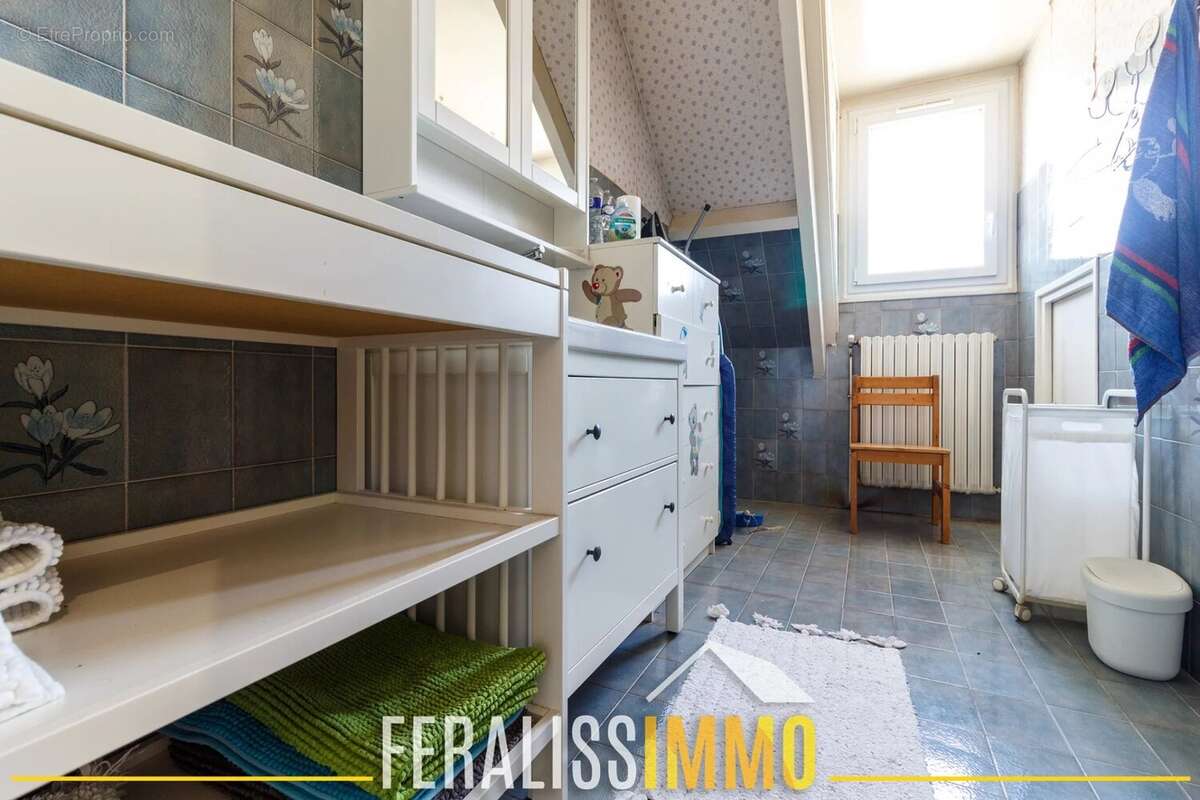 Maison familiale de 220 m2 avec sous-sol total et double gar - photo 16