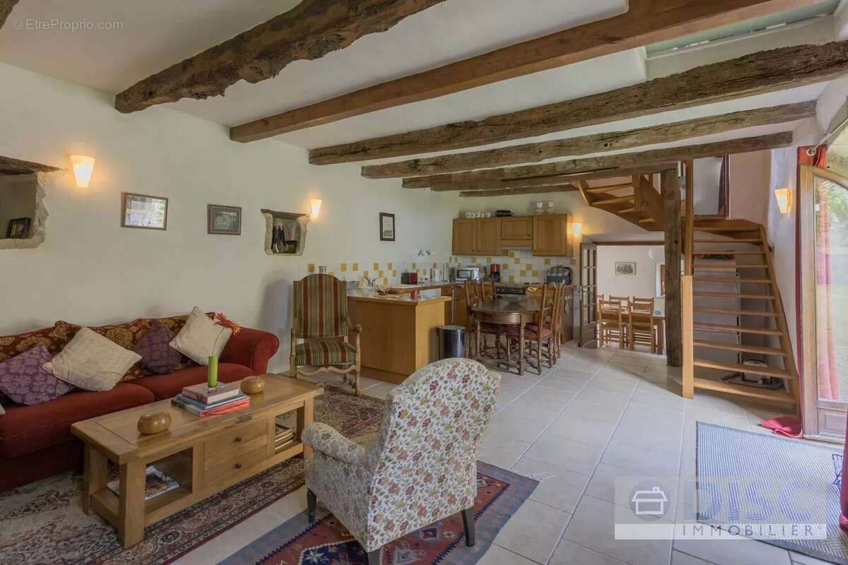 Magnifique propriété composé de quatre gîtes autour d'une cour, grande piscine et jardin. - photo 25