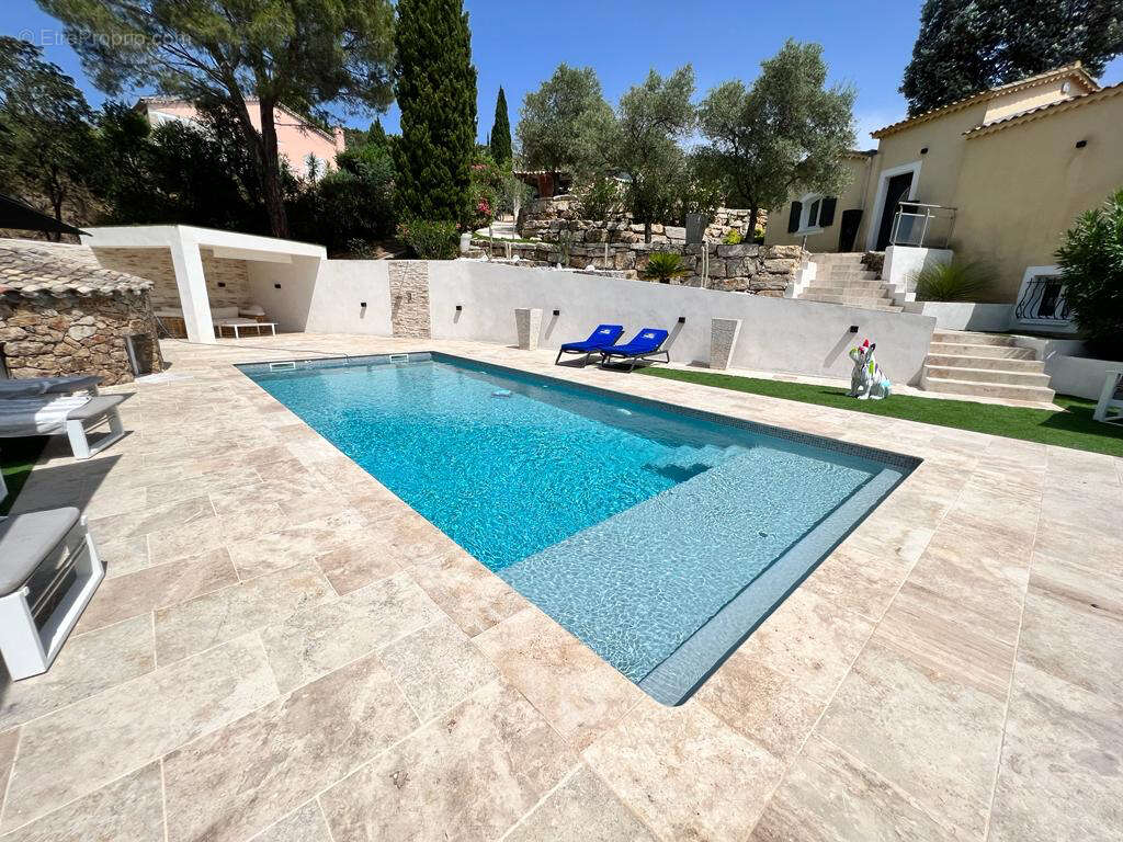 À vendre villa de 150 m² 5 pièces avec une jolie vue mer sur le golfe de saint-tropez et les collines, avec piscine et parking,  - photo 2