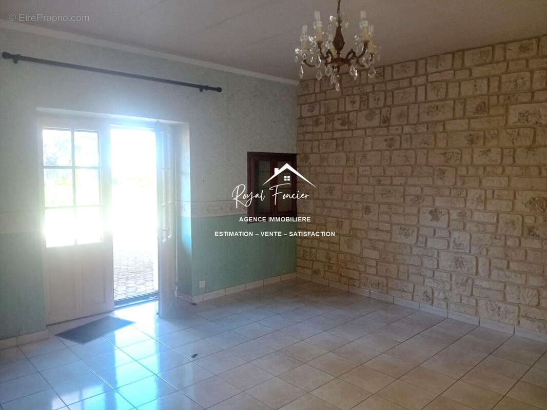Salon indépendant 22 m2  - Maison à SAINT-GENEST-D'AMBIERE