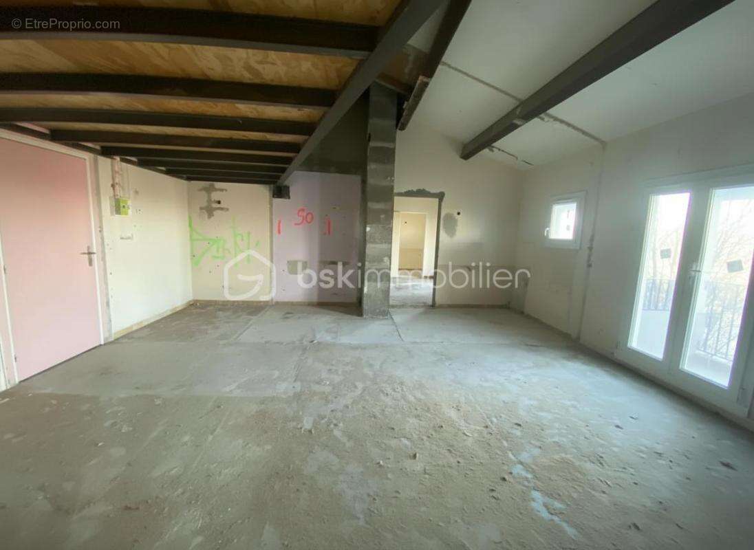 SAINT-CHRISTOL ((84) - Créez votre grand T3 sur mesure ! Appartement à rénover de 100 m² env. situé au 3ème étage avec ascenseur - photo 7