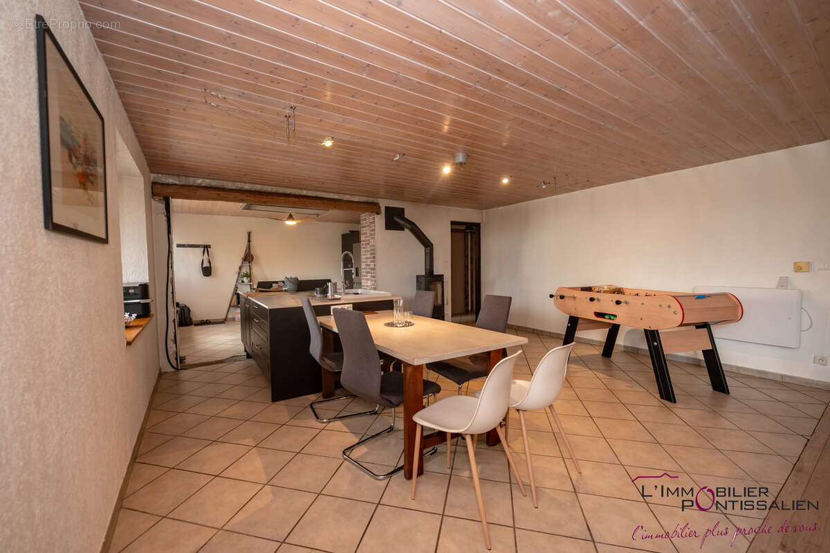 Maison de caractere offrant de beaux volumes - photo 9