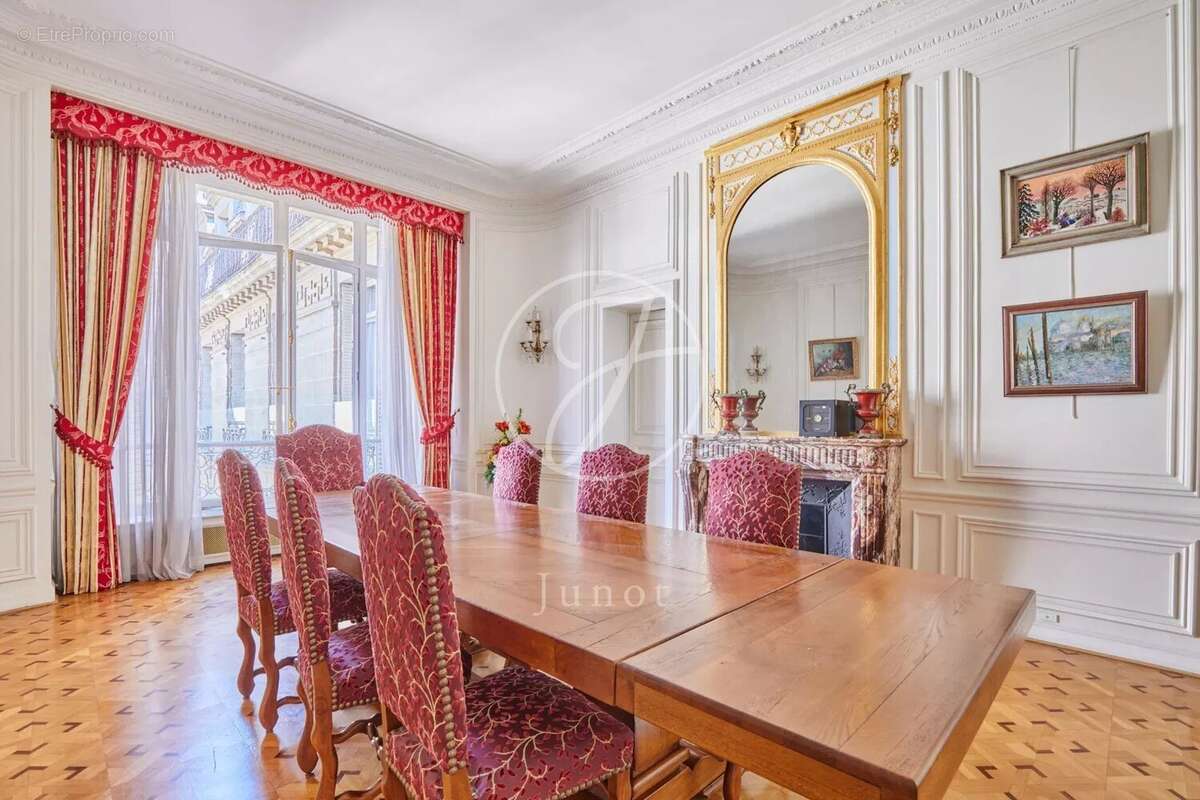 Appartement à PARIS-16E