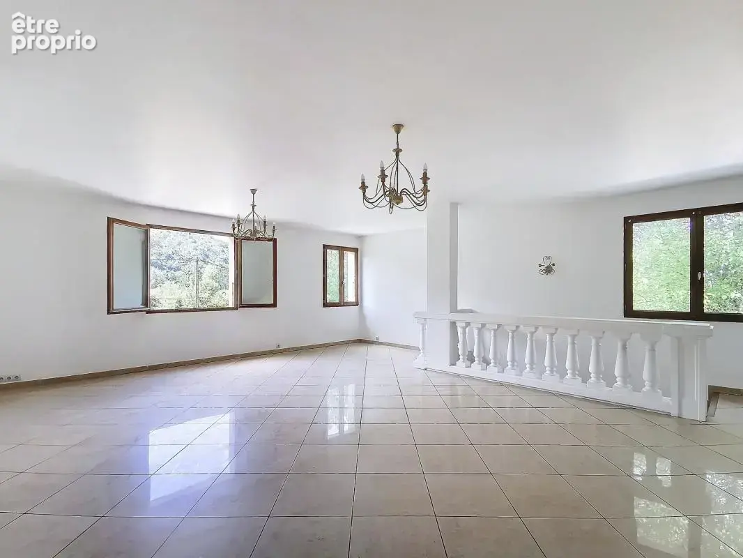 St Joseph de Rivière, spacieuse maison 5P 180 m2 avec terrain de 815 m2 face à la Sure - photo 3