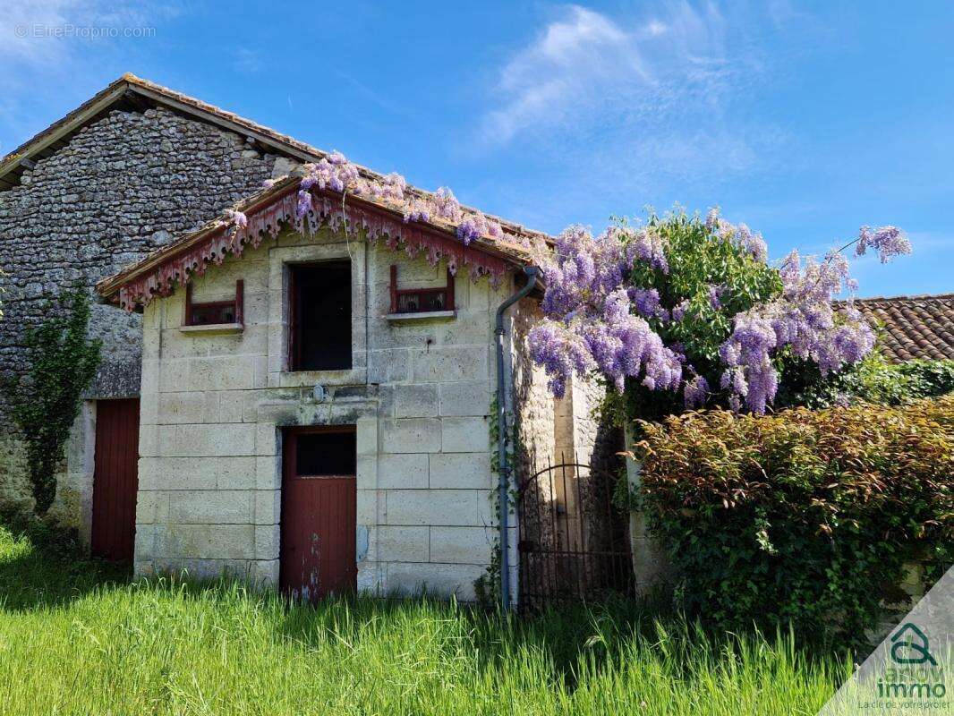Maison à VILLEBOIS-LAVALETTE