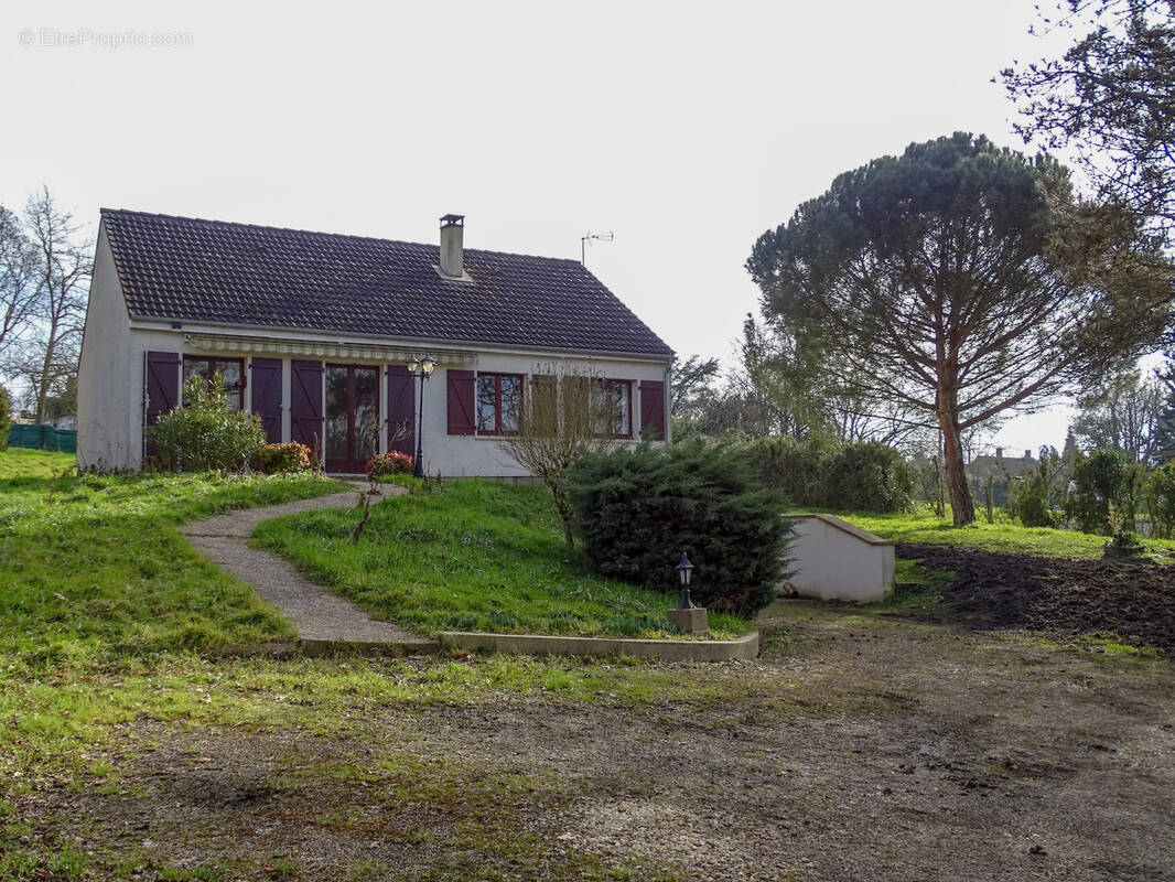 Maison à LA CHAPELLE-MONTMARTIN