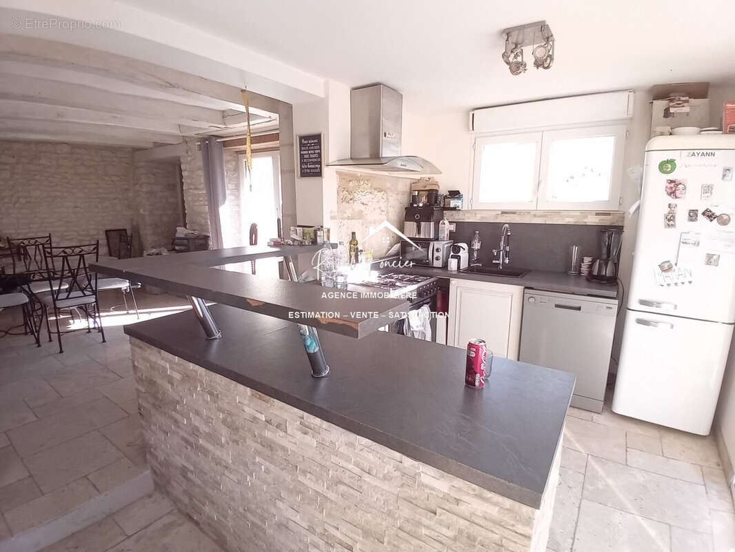 Cuisine ouverte sur espace de vie  - Maison à SAINTE-MAURE-DE-TOURAINE