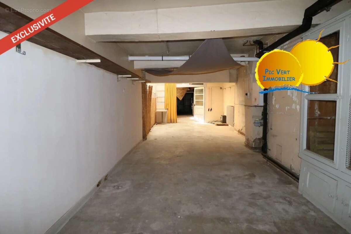 Immeuble avec commerce et 3 appartements, greniers, patio, garage - photo 13