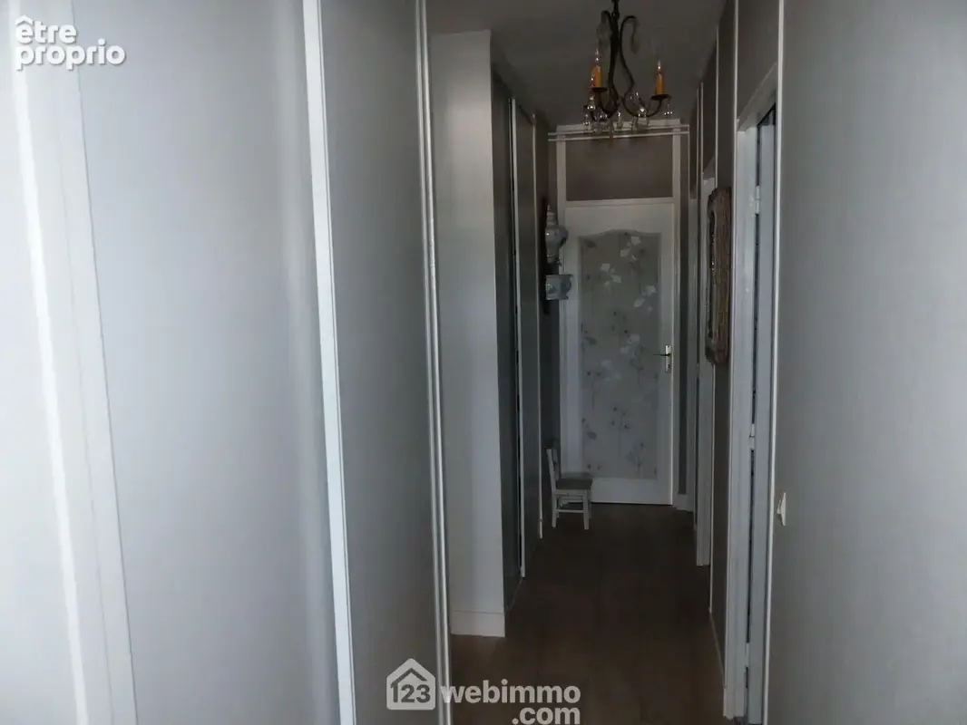 Le couloir avec de nombreux rangements accède à l'espace Nuit.
