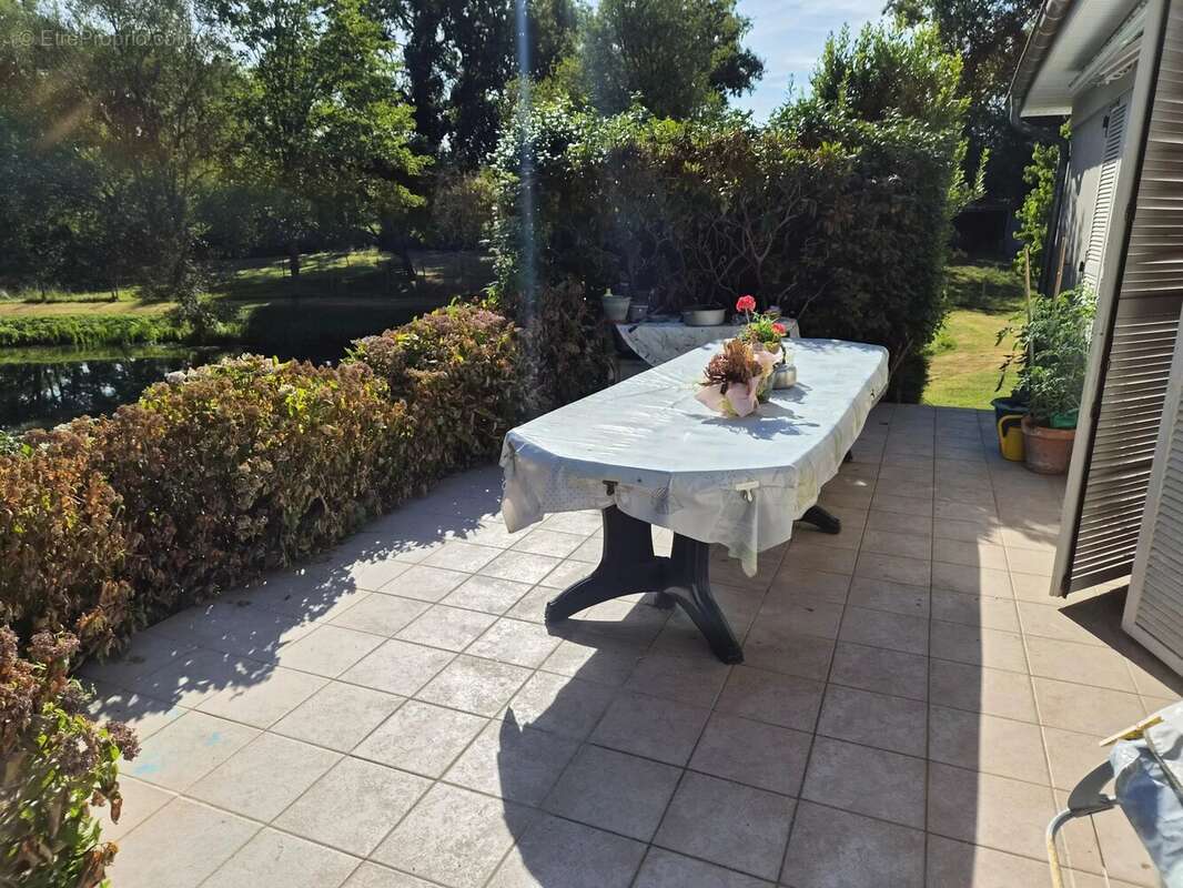 Laval maison de 105 m2 habitable a rafraichir avec terrasse avec vue sur un etang et 7300 m2 de terrain - photo 3
