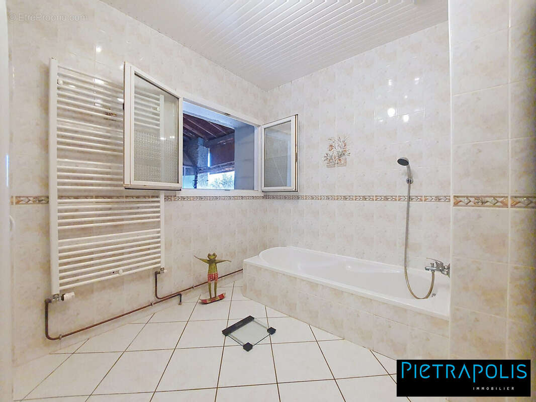 SALLE DE BAIN 14m² côté Baignoire et Douche - Maison à AUBERIVES-SUR-VAREZE