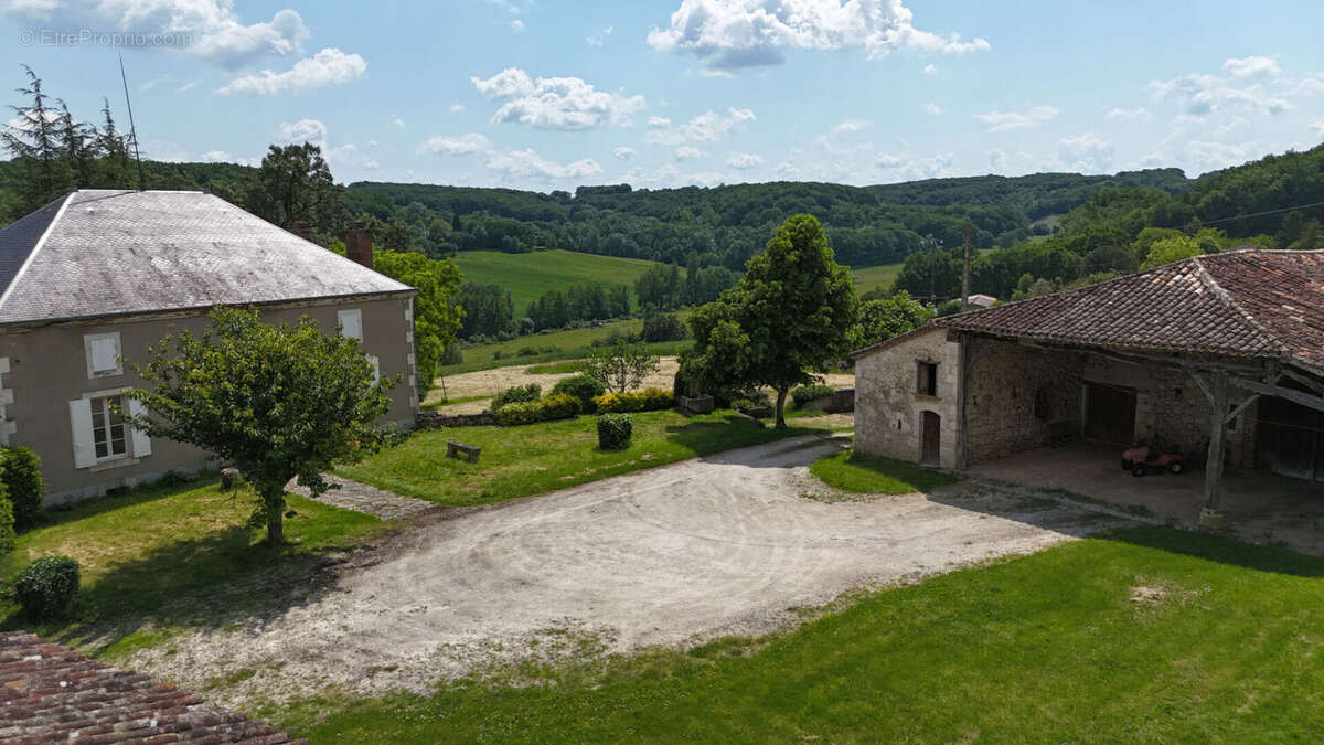 Propriété de charme en pleine nature avec gîte et dépendances - photo 3