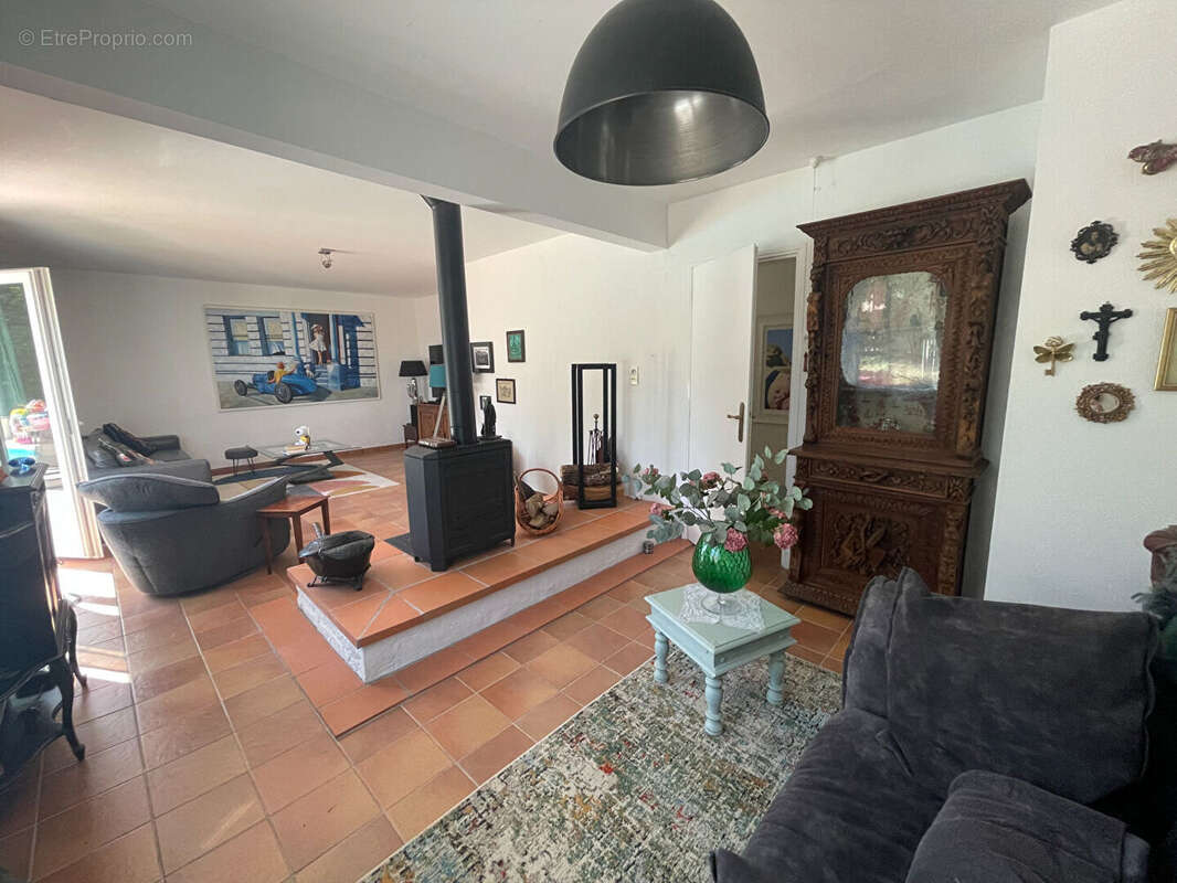 Charmante maison de plain-pied de quatre chambres avec piscine - photo 9