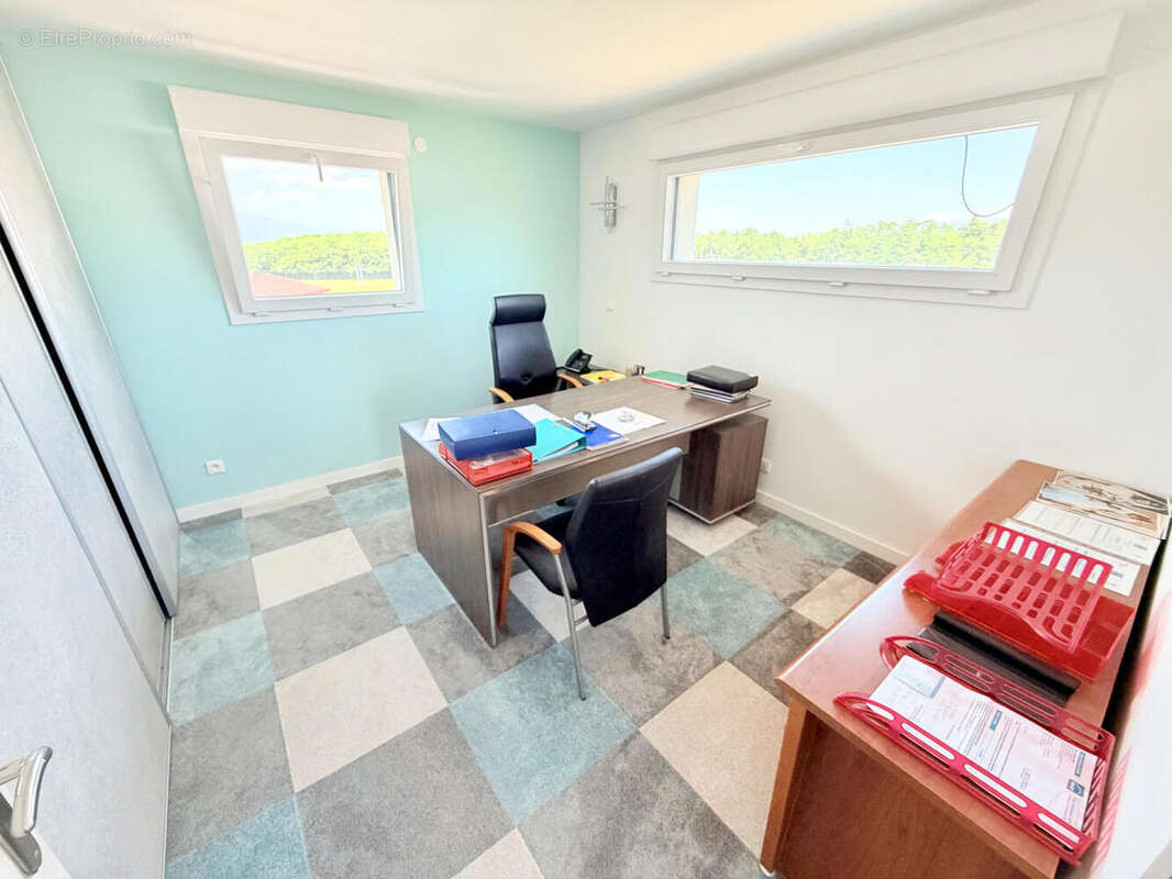 bureau + - Commerce à VULBENS