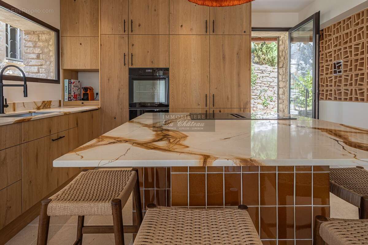 Propriété entièrement rénovée de 6 chambres, bénéficiant d'une vue panoramique, d'un environnement calme et située à proximité i - photo 8