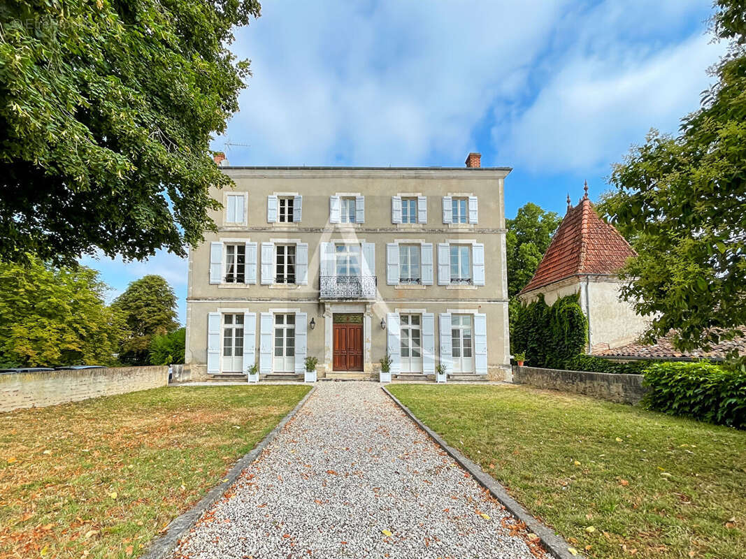 Demeure de prestige avec grange de 300 m2 et piscine - 1,13 hectares de terrain - photo 4