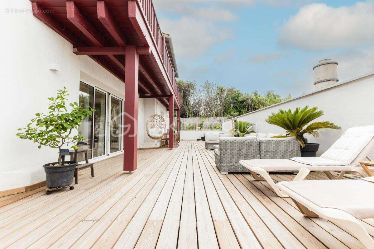 BIARRITZ – Élégante villa familiale rénovée 5 chambres - jardin ombragé  et jacuzzi - photo 2