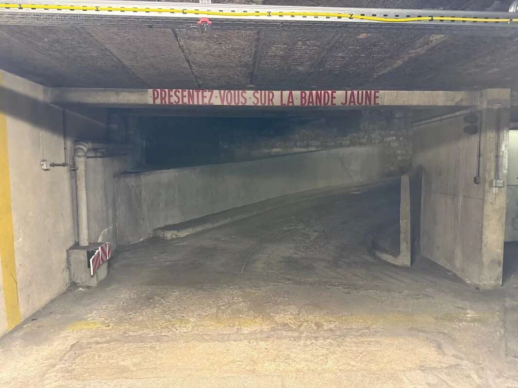 Parking à PARIS-16E