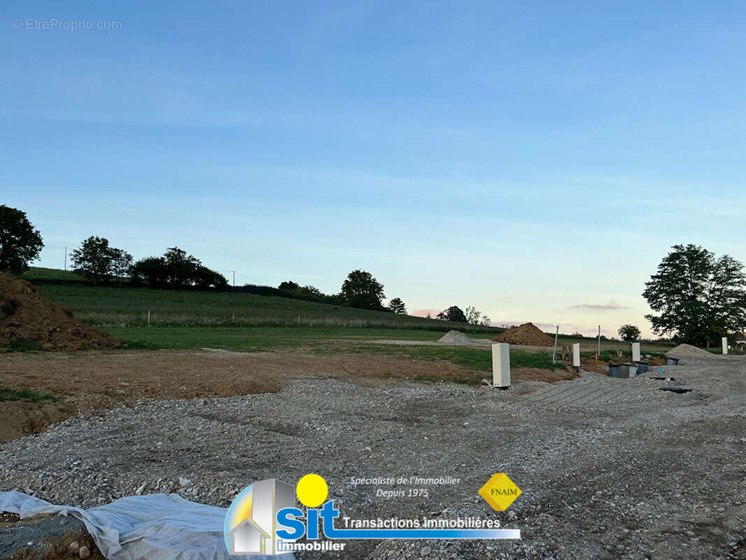 Terrain à SAINT-ROMAIN-DE-SURIEU
