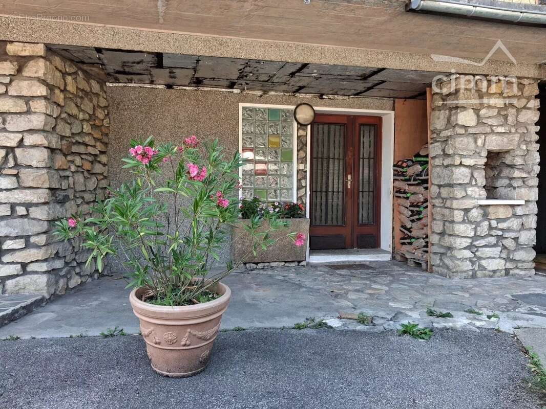 Copropriété de 2 logements et garages - photo 2