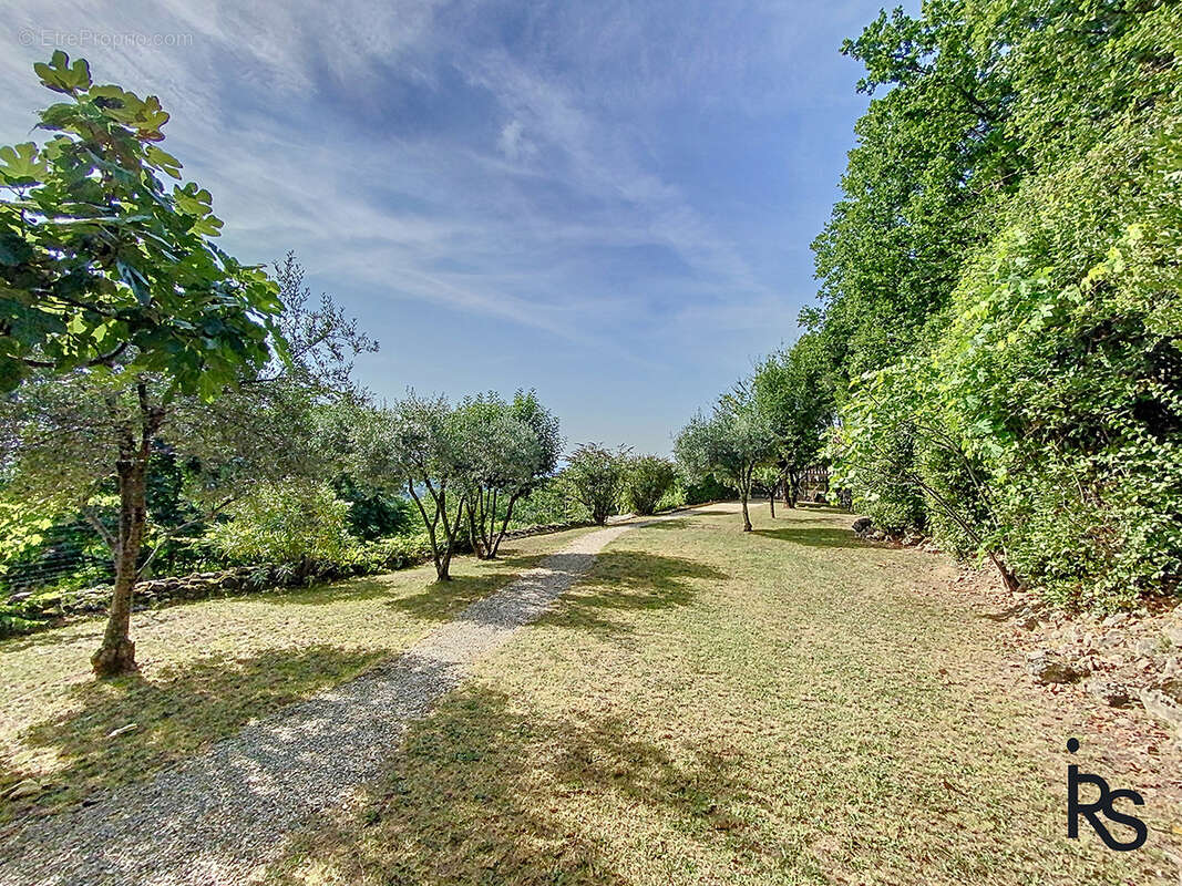A 5 minutes d’un village avec tous les commerces, une maison de 106 m2 avec piscine et 965 m2 de terrain. - photo 7