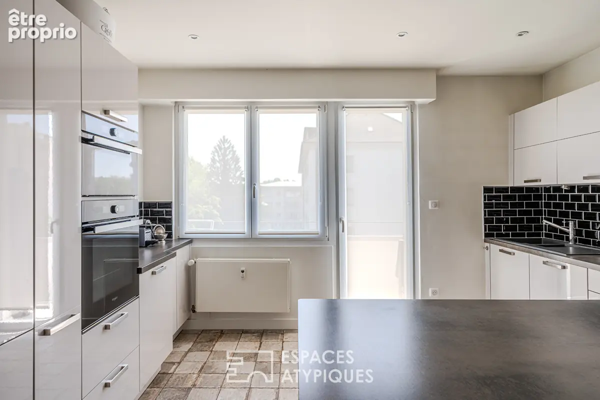 Appartement avec balcons suspendus au sommet d'un immeuble aux lignes modernistes - photo 9