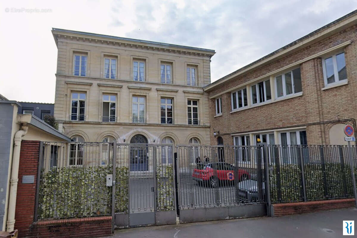 A vendre appartement F3 au 3ème et dernier étage d'un hôtel particulier. - photo 2