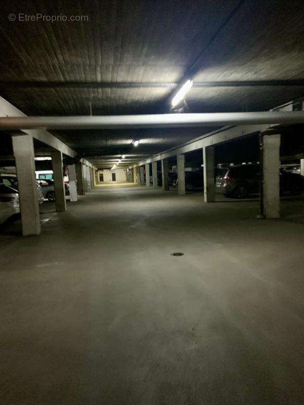 Parking à PARIS-20E