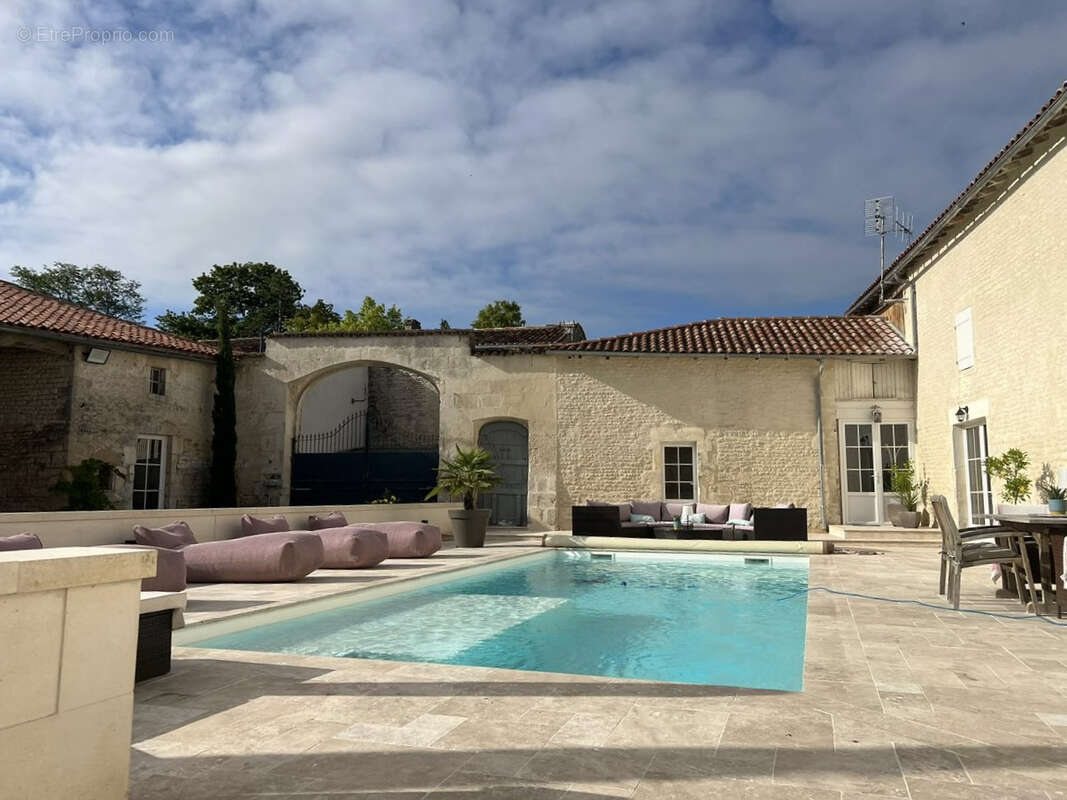 Maison à SAINT-JEAN-D'ANGELY