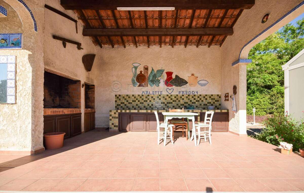 Maison T4 individuelle de plain pied - piscine -garages - 4000m2 de terrain - Istres n°2 - Maison à ISTRES