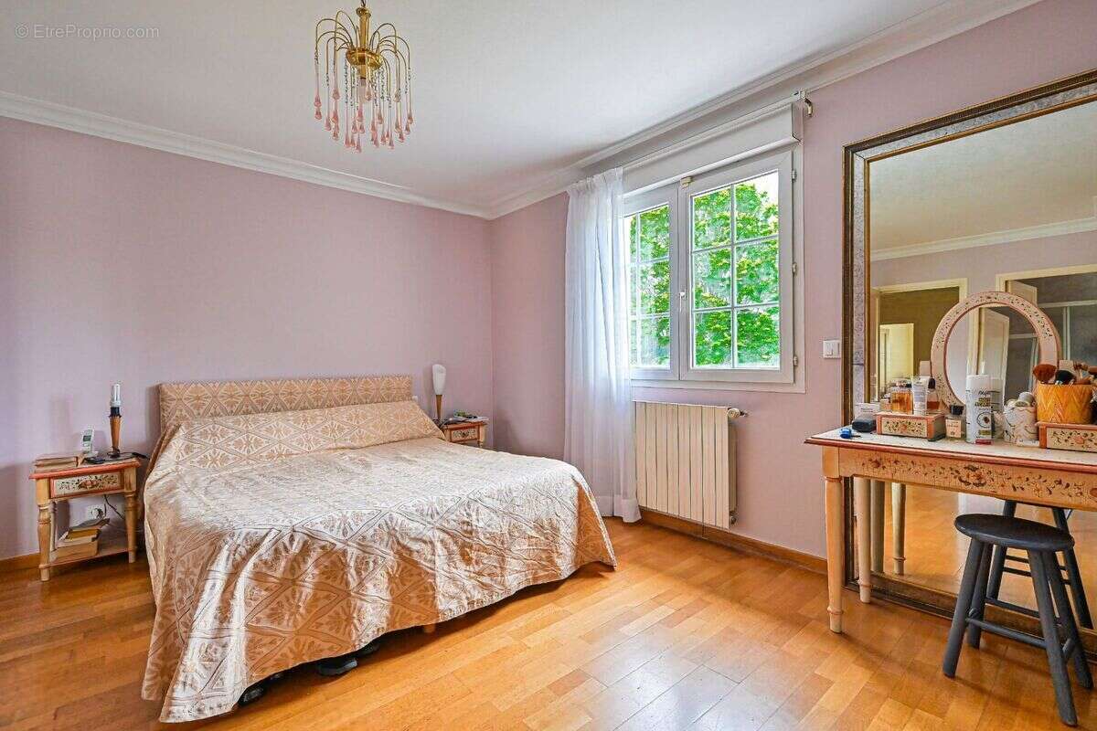Maison 290 m² à Creteil  - photo 8