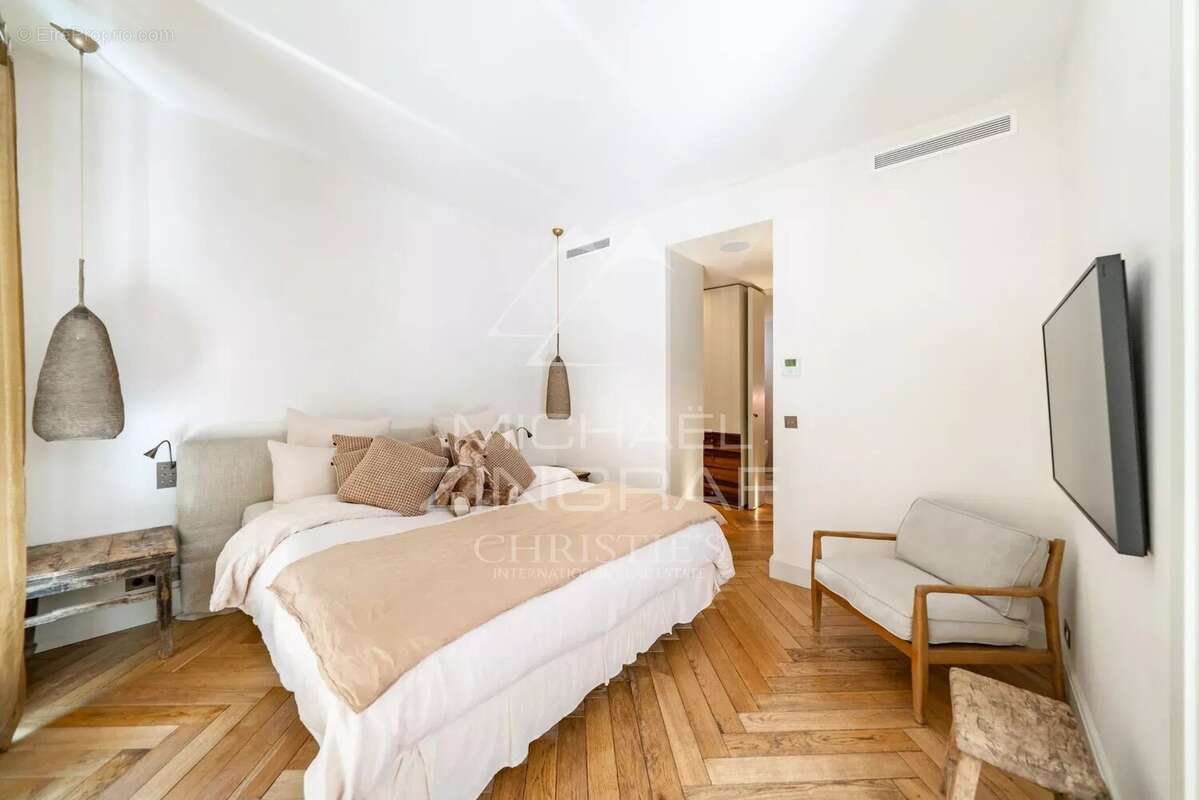 Cannes – Proche Croisette – Élégant rez-de-jardin avec piscine privative - photo 10