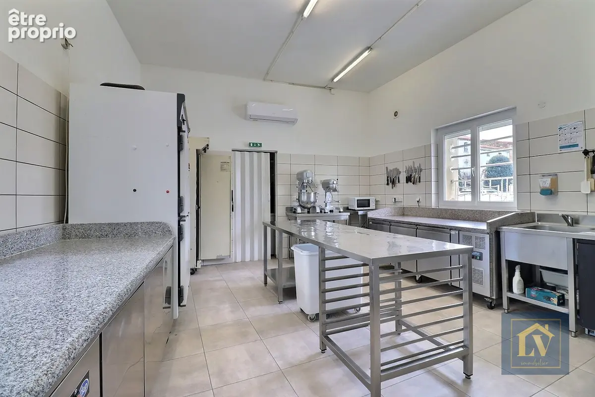A vendre immeuble à usage mixte de 200 m² - photo 8