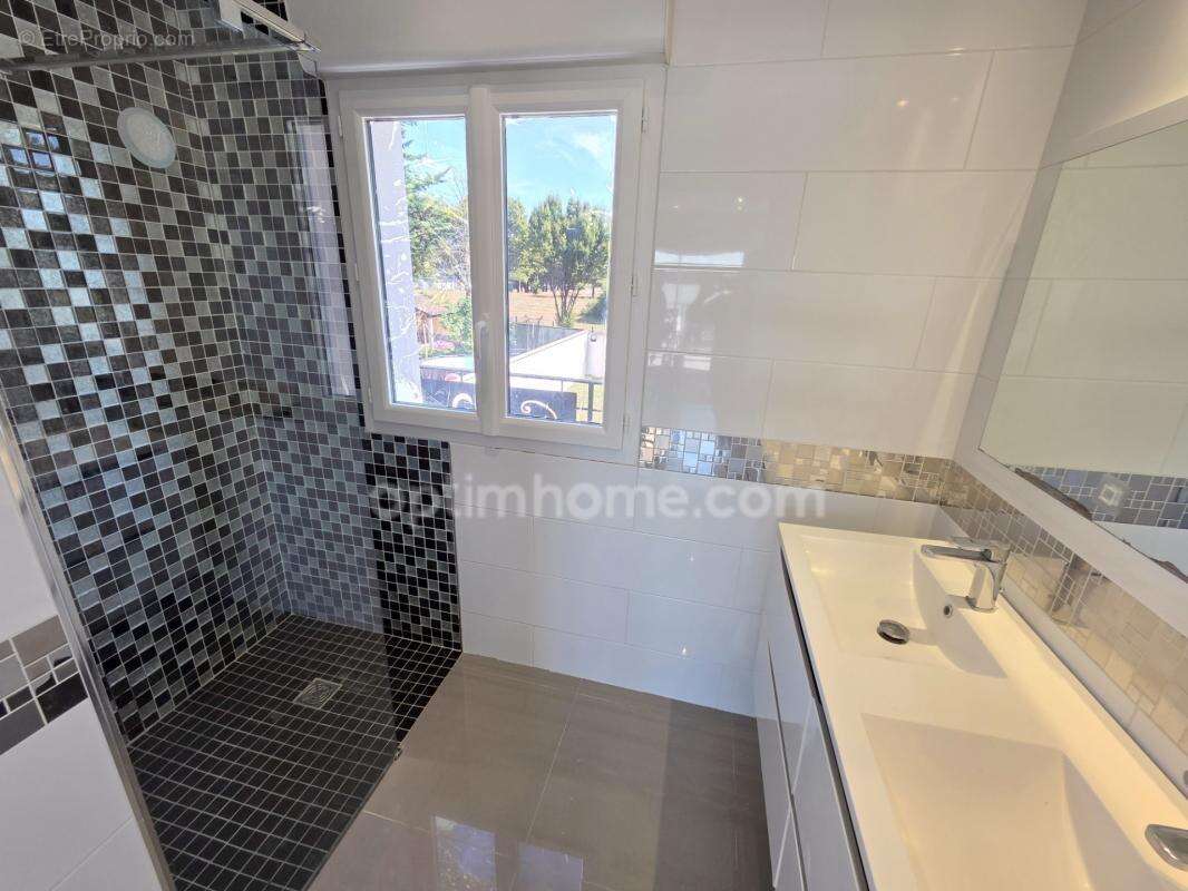 Sarcelles Village - Maison Contemporaine d'Exception - 204 m2 - 9 pièces / 5 Chambres - Prestations Haut de Gamme - Piscine et G - photo 11
