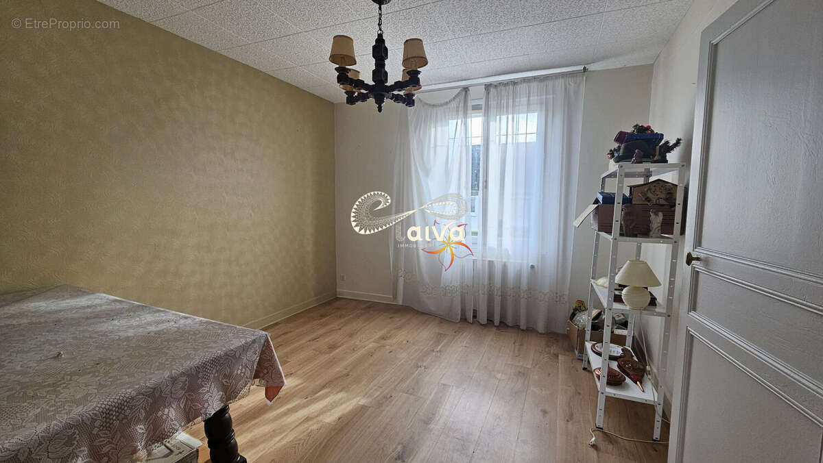 Maison à vendre sur Combourg rez-de-chaussée surélevé 3 niveaux sous sol 3 chambres jardin garage terrain constructible proche commodités écoles gare Taiva-Immobilier  - Maison à COMBOURG
