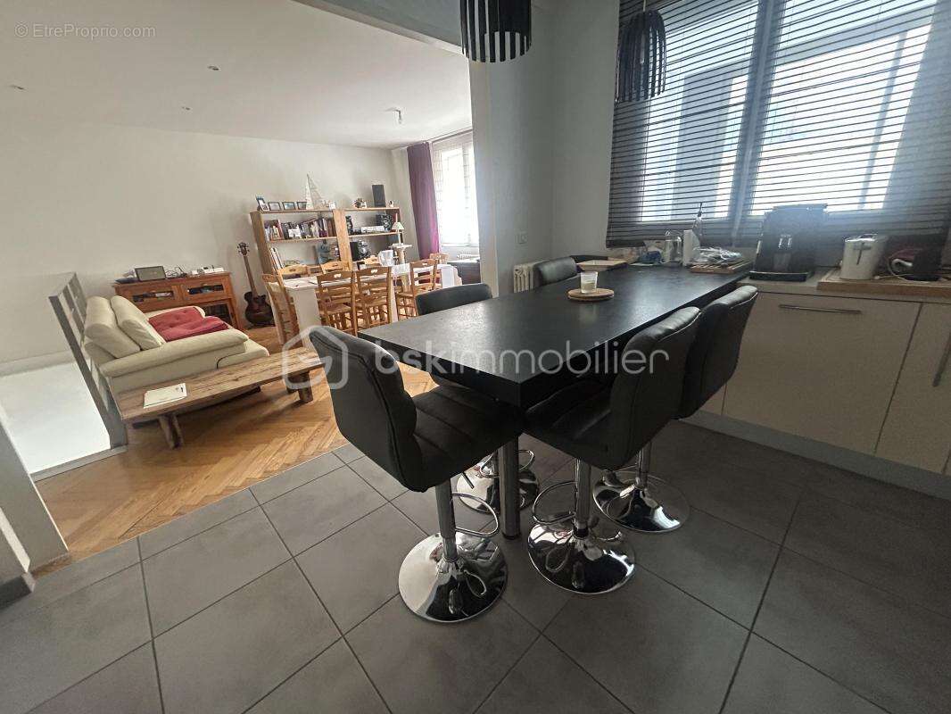 Jolie maison-centre ville -5 chambres - dont studio - grands garages - photo 5