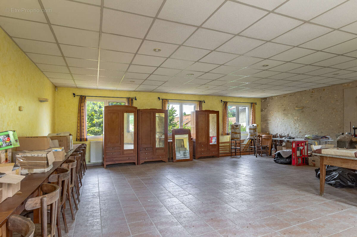 Propriété avec maison, piscine et ancien restaurant - photo 15