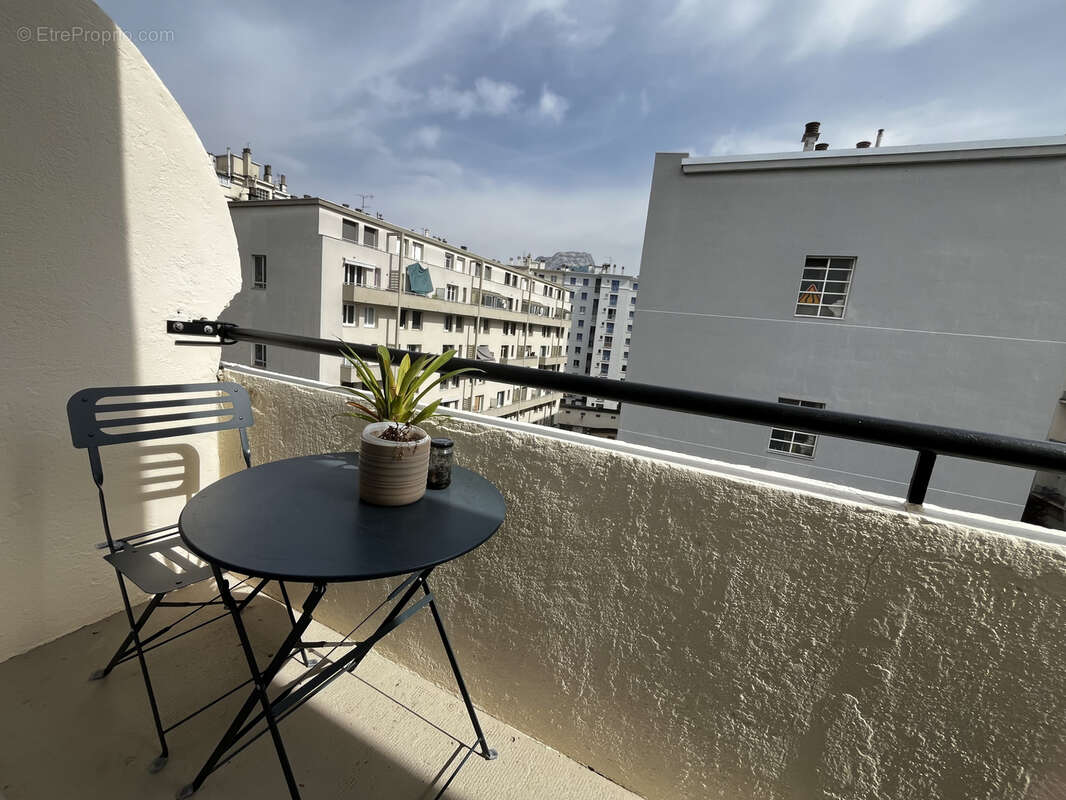 HIDRI IMMO PLUS vous propose un T1 bis coup de coeur rénové avec ascenseur et clim réversible à Grenoble - photo 9