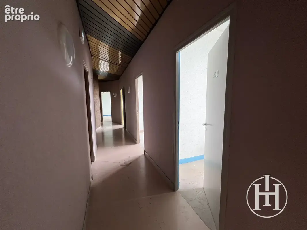 Montluçon - Plateau professionnel de 212m2 - Ascenseur et parking - photo 4