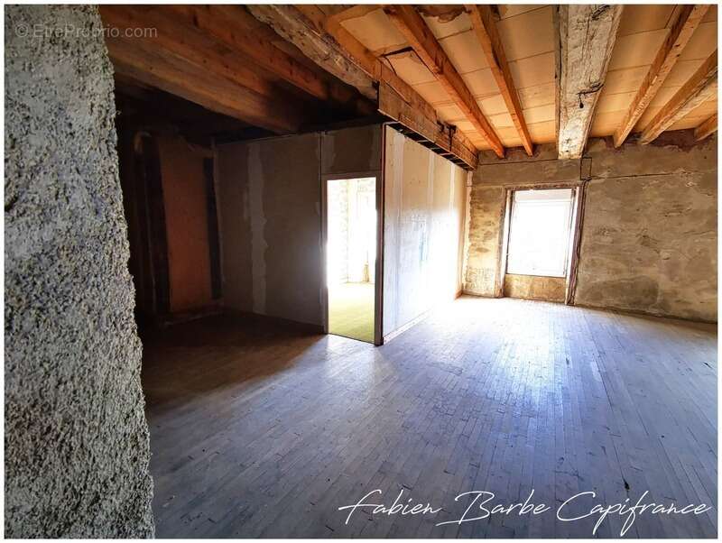 Maison à NEANT-SUR-YVEL