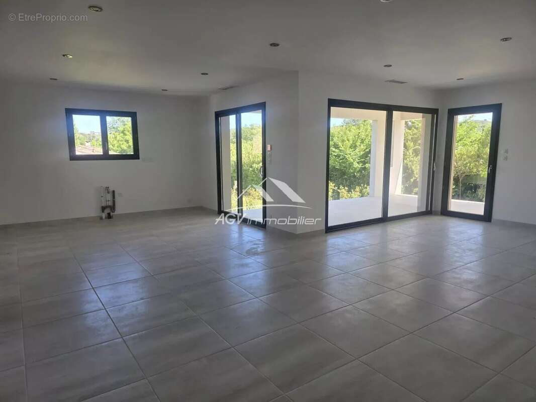 Maison à SAINT-JULIEN-LES-ROSIERS