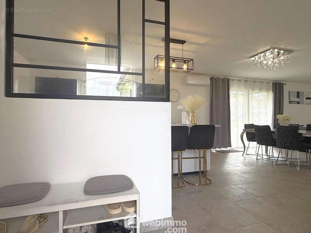 Au-delà du hall d'entrée, avec WC séparé, - Maison à NEUVILLE-DE-POITOU