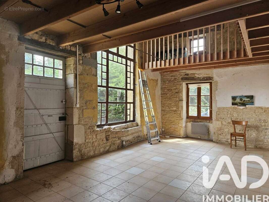 Maison 177 m² à Saint-Gourson  - photo 3