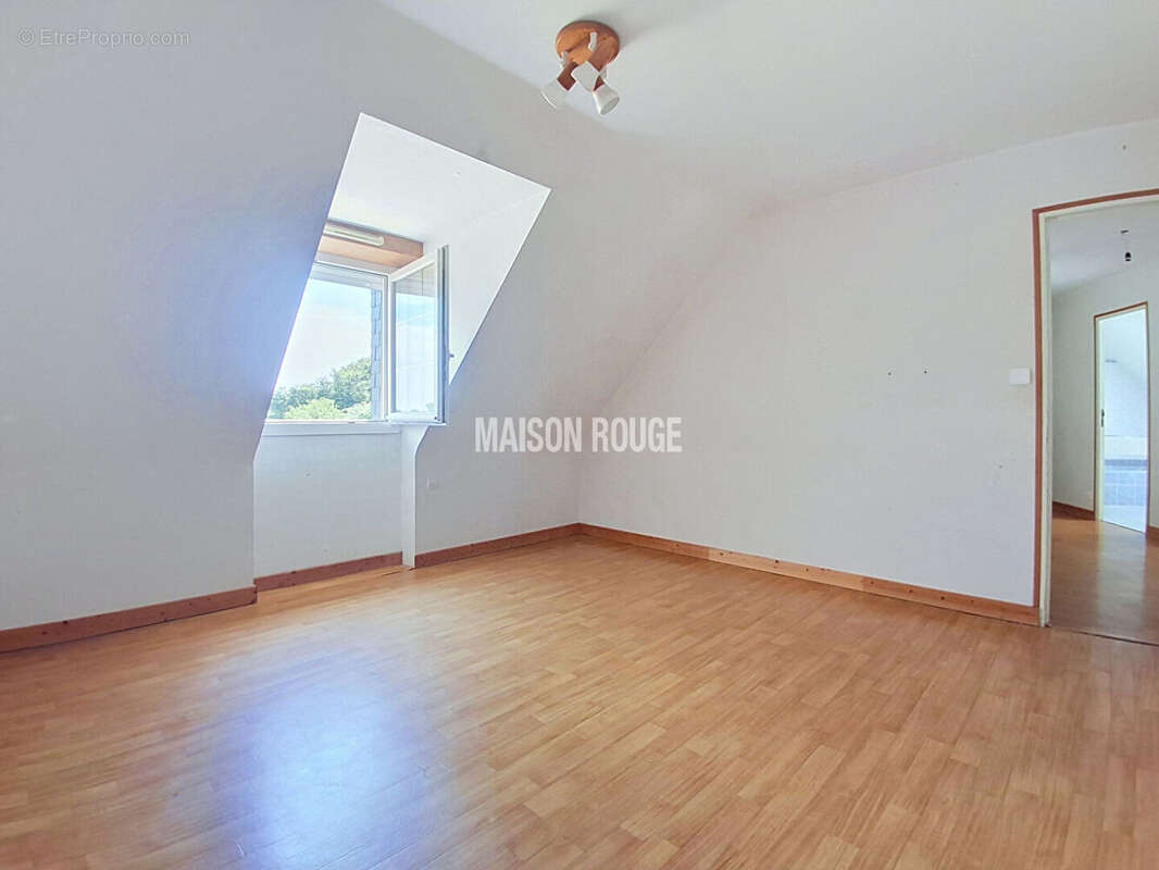 Maison familiale avec vie de plain-pied - Cinq chambres + bureau - Sous-sol complet et vaste terrain à SAINT-DONAN - photo 11